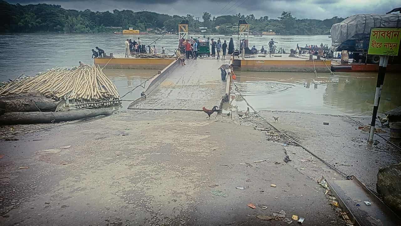 কর্ণফুলী নদীতে প্রবল স্রোতের কারনে চন্দ্রঘোনা-রাইখালী নৌ রুটে ফেরি চলাচল বন্ধ